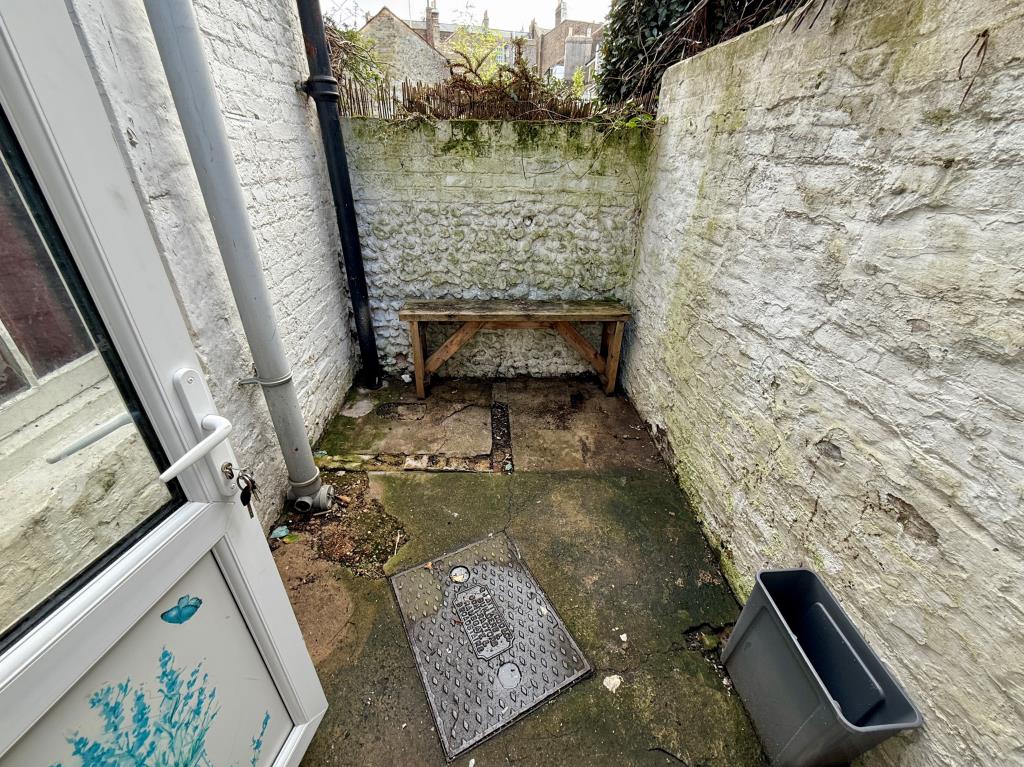 Lot: 119 - HOUSE FOR IMPROVEMENT - Rear courtyard